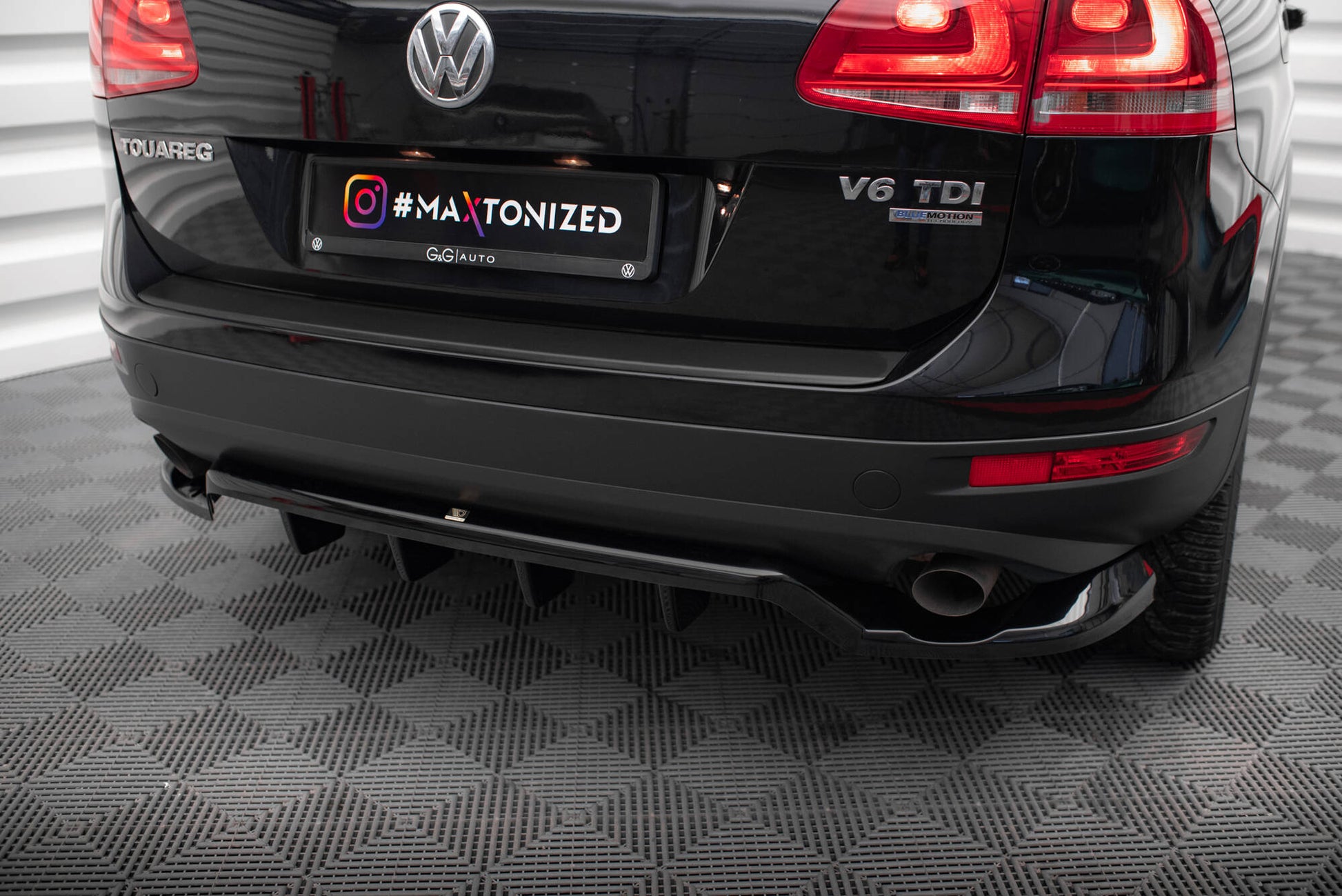 Maxton Mittlerer Diffusor Heck Ansatz DTM Look für Volkswagen Touareg Mk2 schwarz Hochglanz