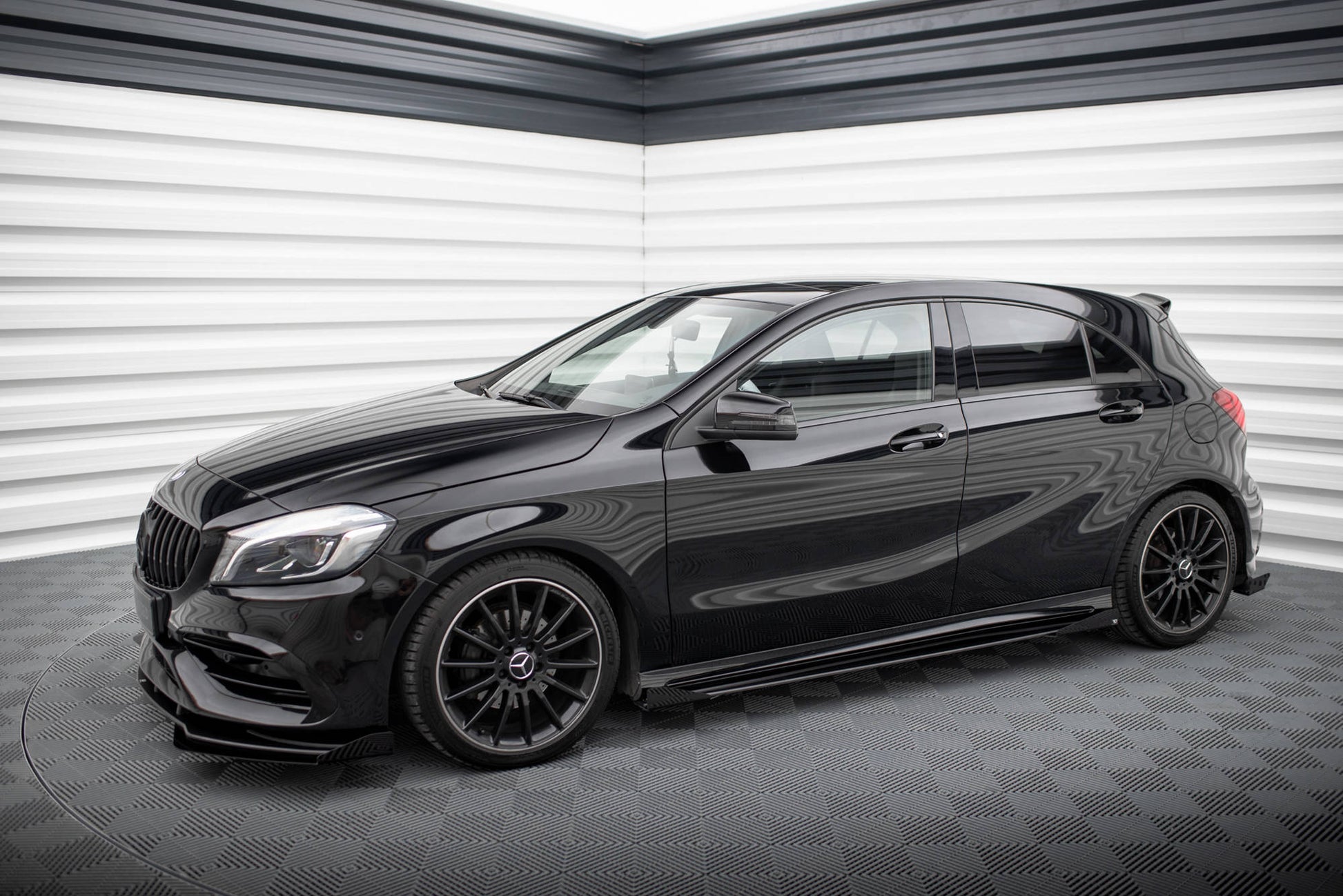 Maxton Street Pro Seitenschweller Ansatz für + Flaps Mercedes-Benz A AMG-Line W176 Facelift schwarz Hochglanz