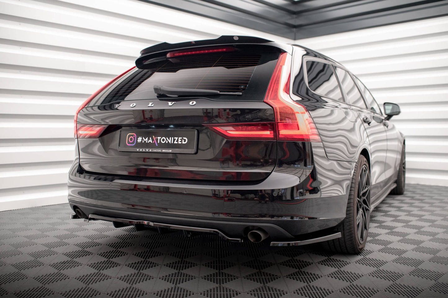 Maxton Heck Ansatz Flaps Diffusor für Volvo V90 Mk2 schwarz Hochglanz