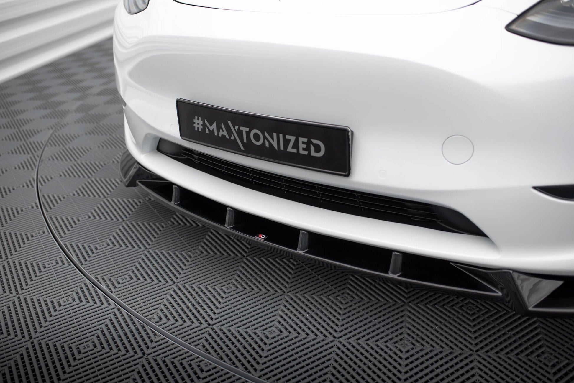 Maxton Front Ansatz V.1 für Tesla Model Y schwarz Hochglanz