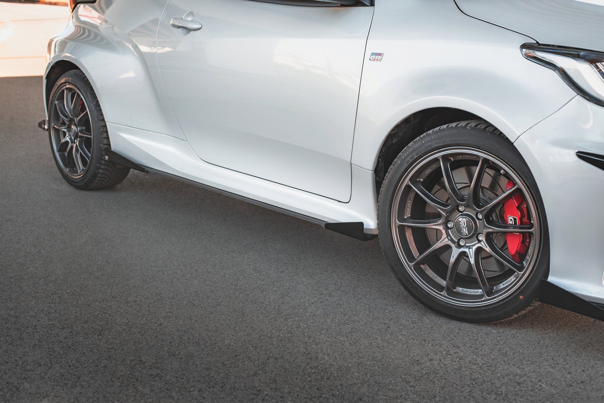 Maxton Robuste Racing Seitenschweller Ansatz für für + Flaps Toyota GR Yaris Mk4  schwarz Hochglanz