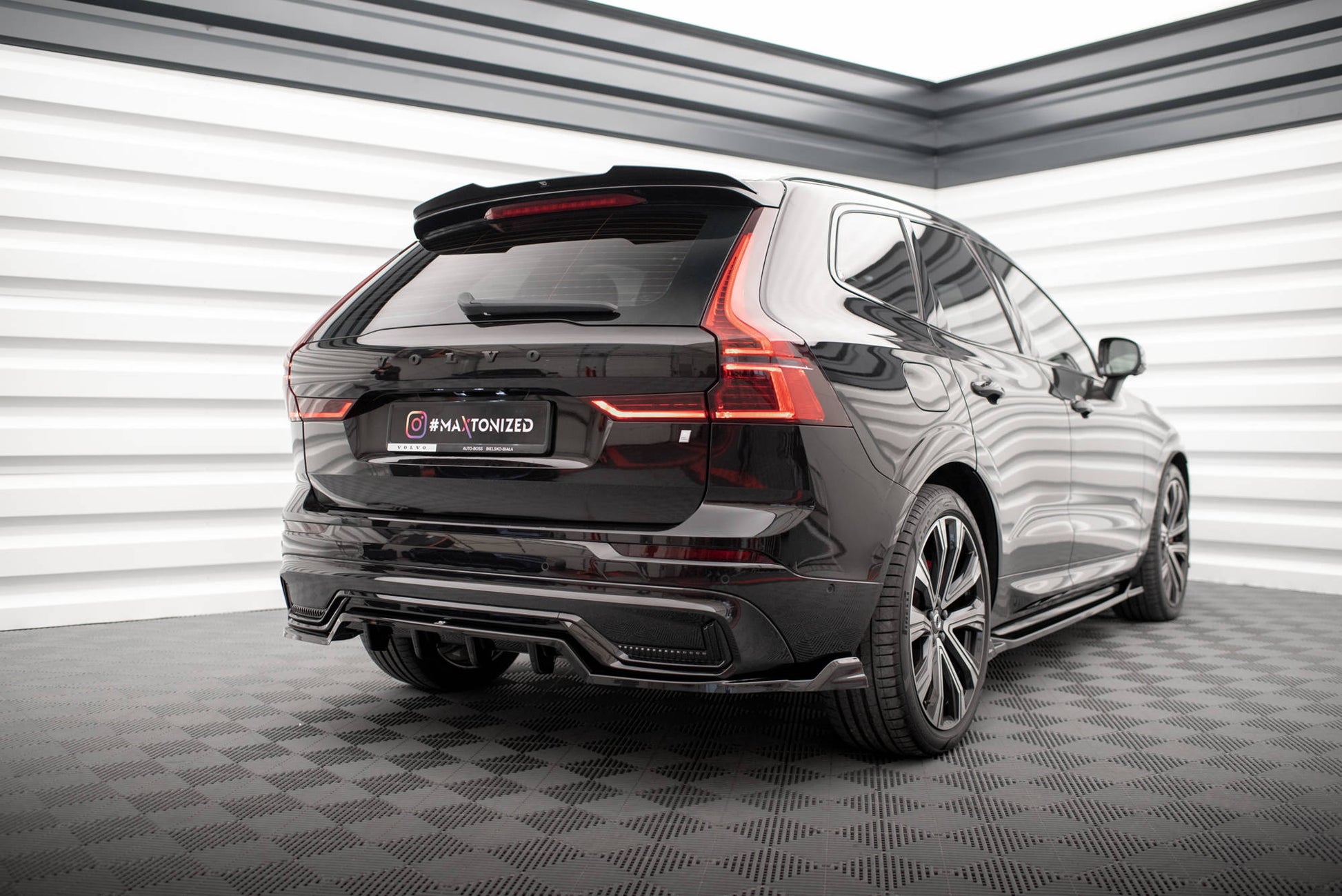 Maxton Mittlerer Diffusor Heck Ansatz DTM Look für Volvo XC60 R-Design Mk2 Facelift schwarz Hochglanz