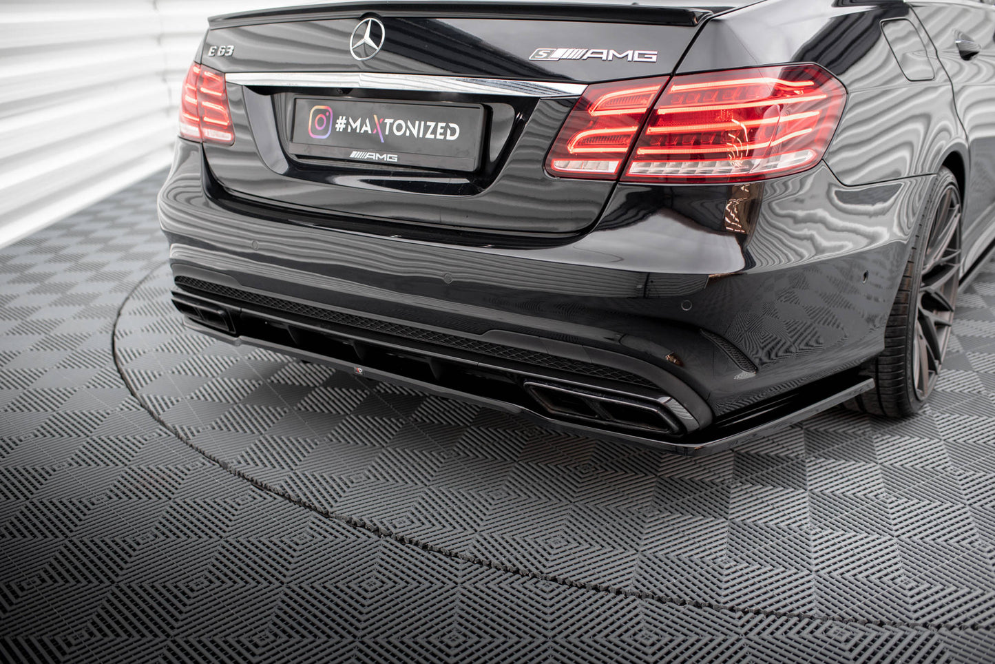 Maxton Mittlerer Diffusor Heck Ansatz DTM Look für Mercedes-Benz E63 AMG Limousine W212 Facelift schwarz Hochglanz