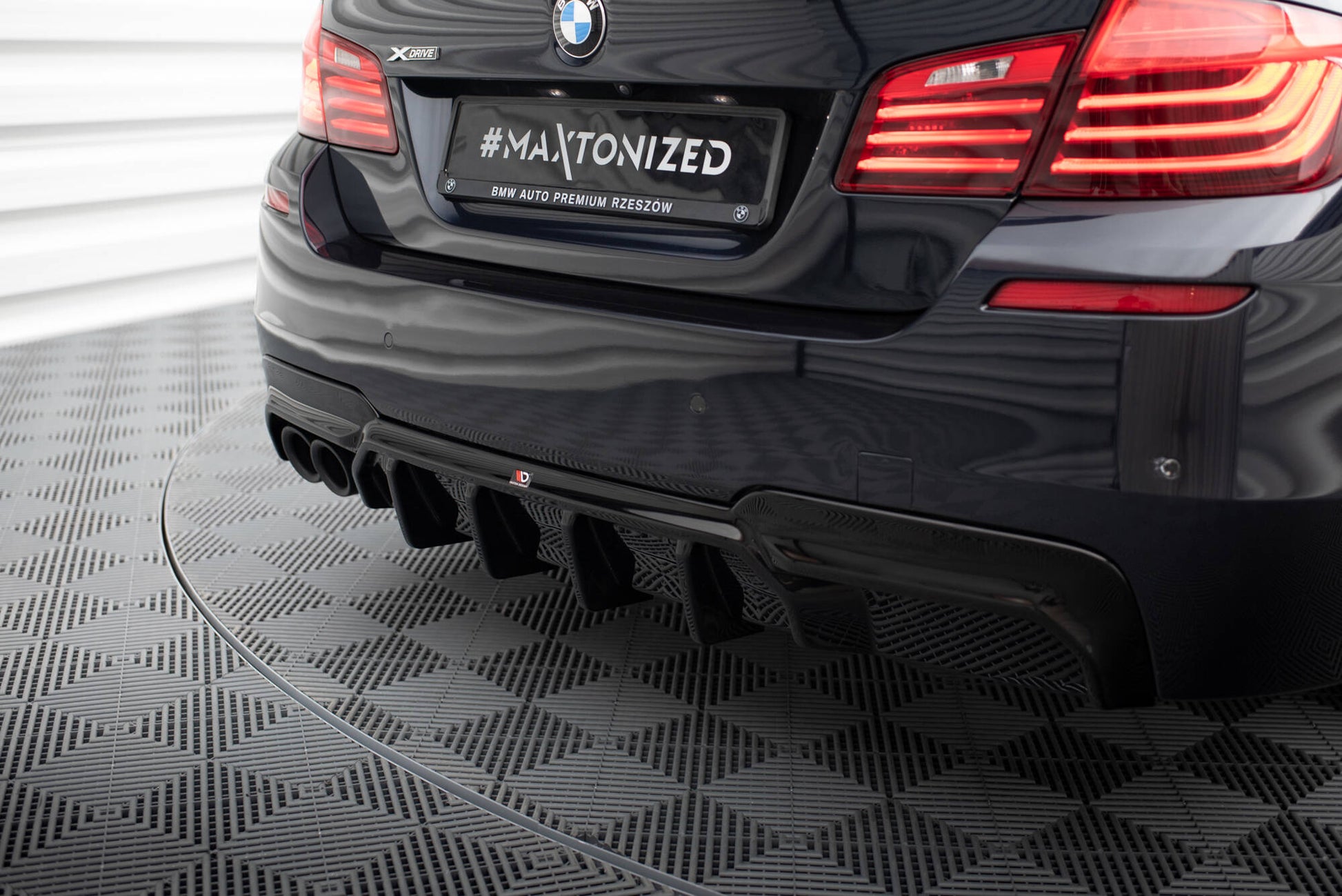 Maxton Diffusor Heck Ansatz V.2 für BMW 5er M-Paket F10 (Version mit einseitigem Doppelauspuff)