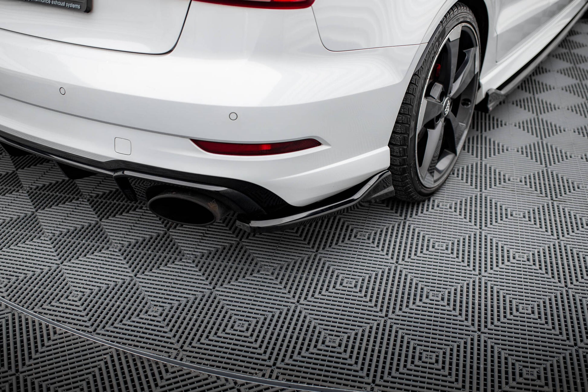 Maxton Heck Ansatz Flaps Diffusor V.3 für Audi RS3 Limousine 8V Facelift schwarz Hochglanz