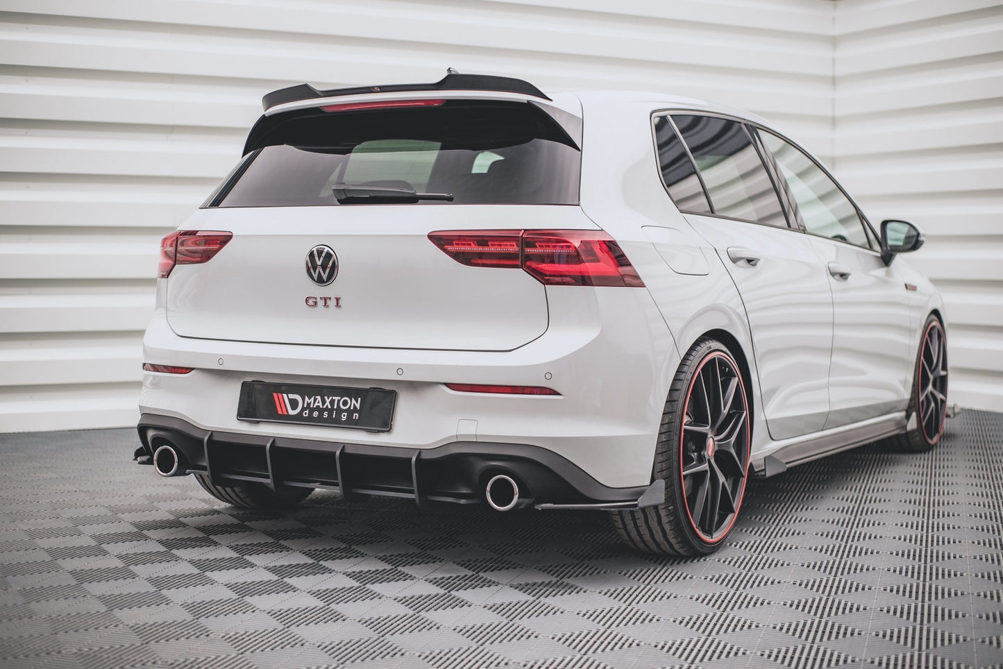 Maxton Robuste Racing Heckschürze V.1 für Volkswagen Golf 8 GTI