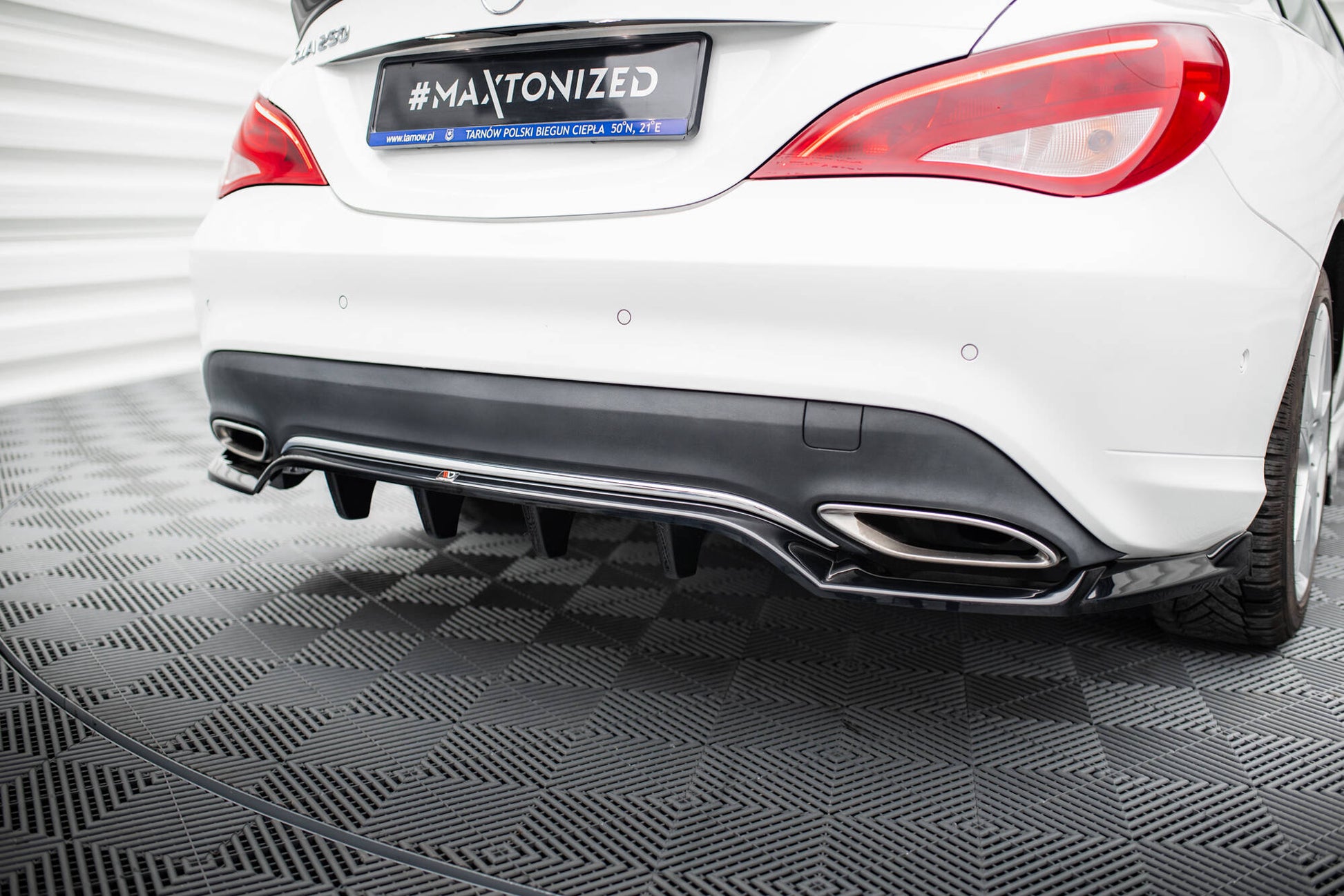 Maxton Mittlerer Diffusor Heck Ansatz DTM Look für Mercedes-Benz CLA C117 Facelift schwarz Hochglanz