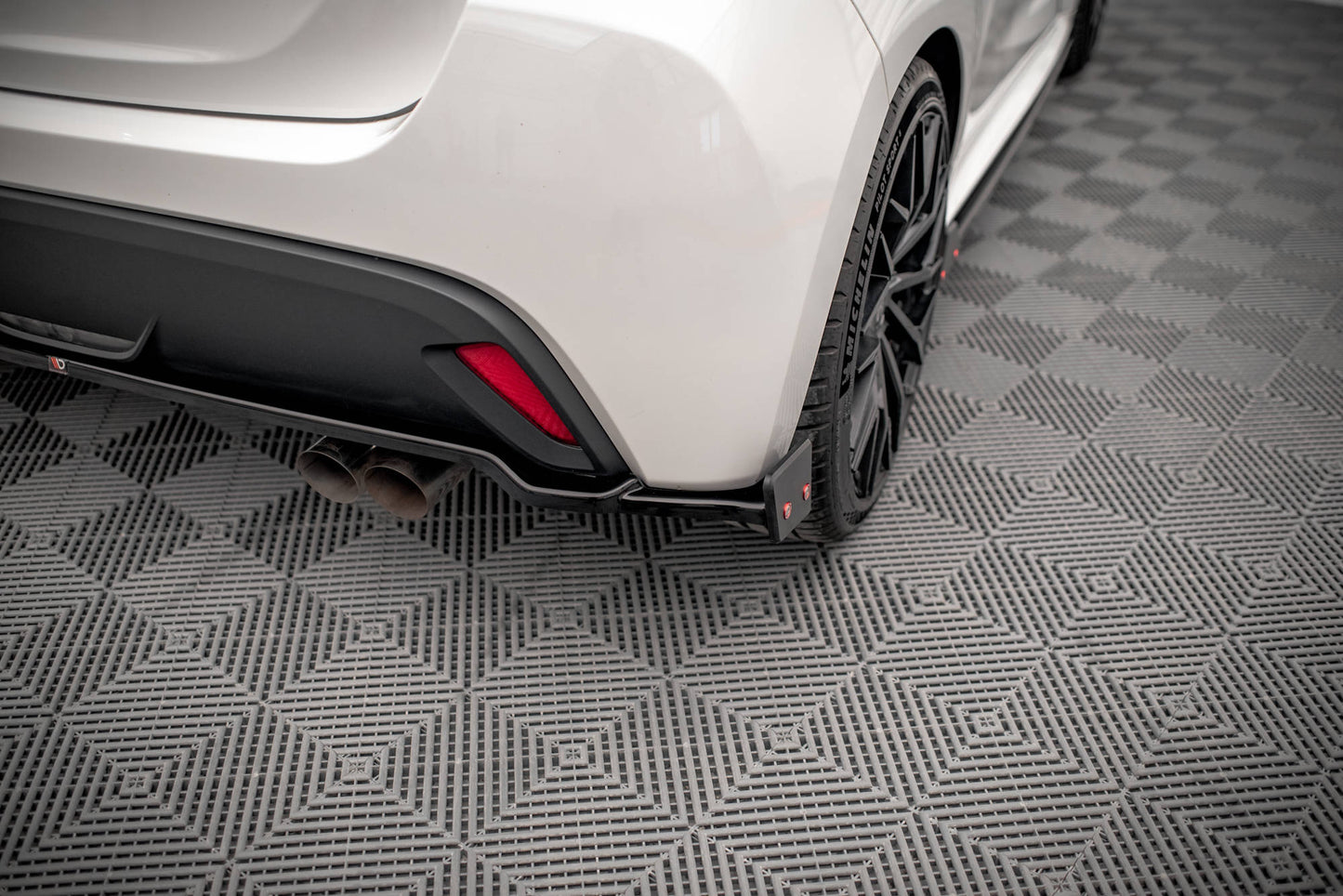 Maxton Mittlerer Diffusor Heck Ansatz V.1 +Flaps für  Toyota Yaris Mk4