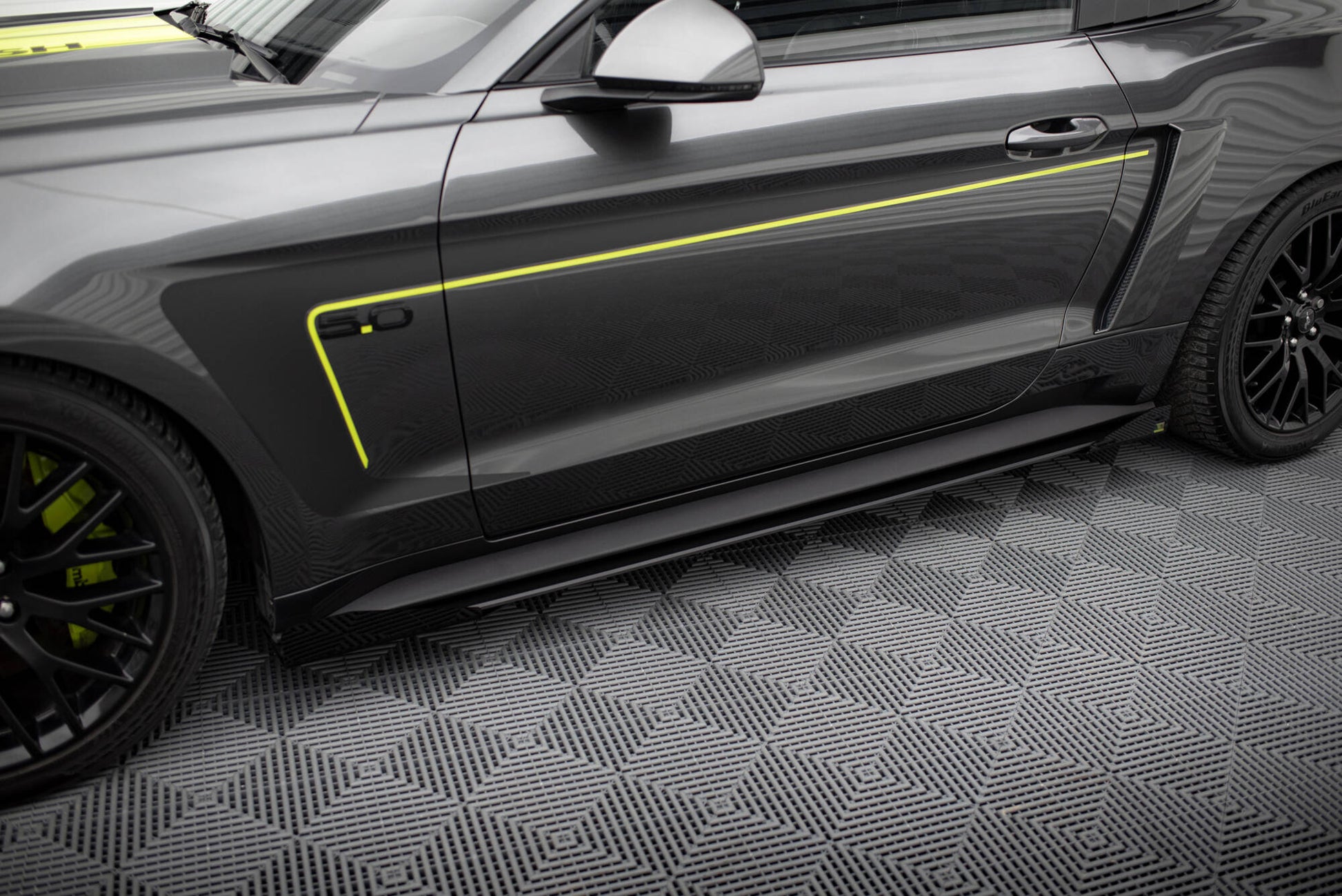 Maxton Side Flaps Ford Mustang GT Mk6  schwarz Hochglanz
