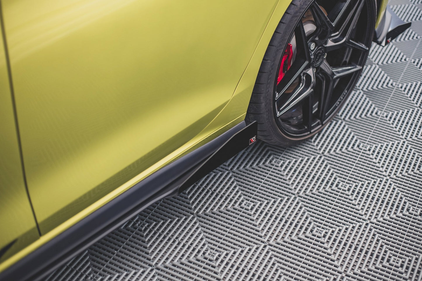 Maxton Robuste Racing Seitenschweller Ansatz für für + Flaps Volkswagen Golf GTI / GTE / GTI Clubsport / R-Line Mk8 schwar...