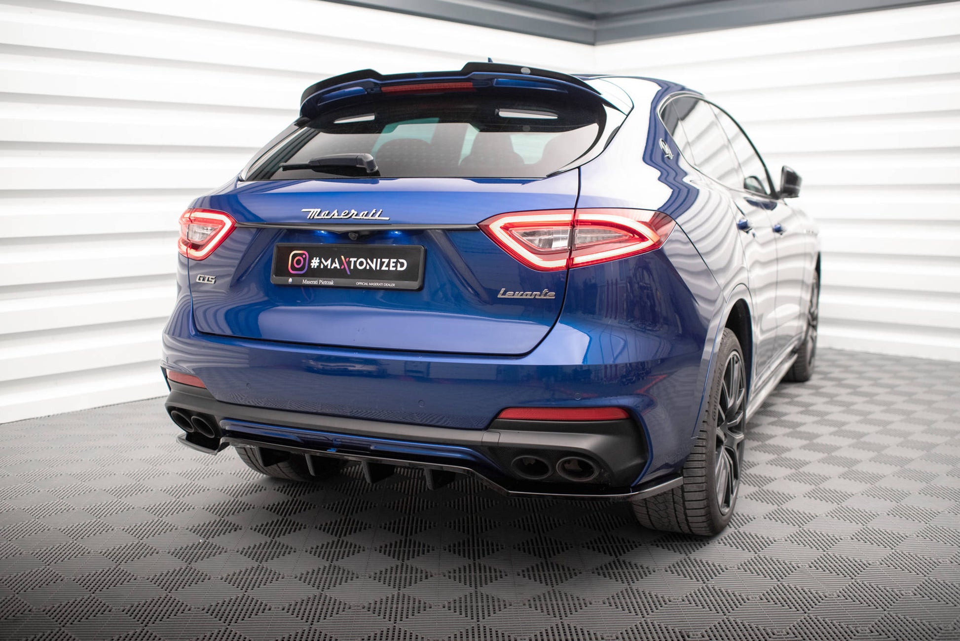 Maxton Mittlerer Diffusor Heck Ansatz DTM Look für Maserati Levante GTS Mk1 schwarz Hochglanz