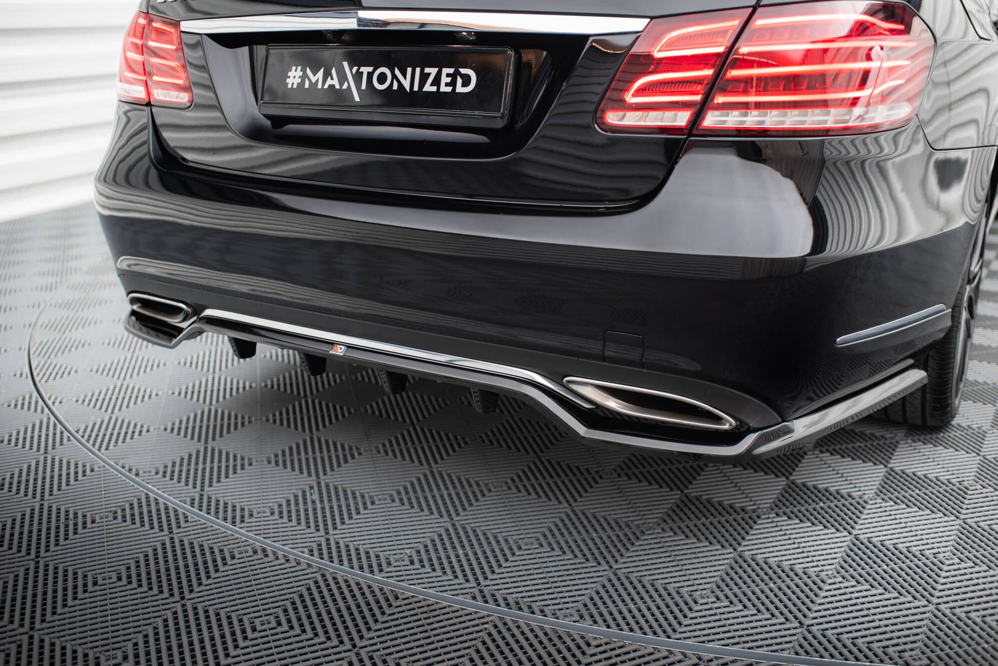 Maxton Mittlerer Diffusor Heck Ansatz DTM Look für Mercedes-Benz E W212 Facelift schwarz Hochglanz