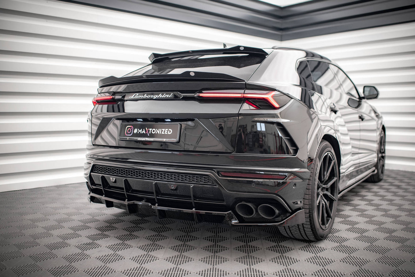 Maxton Mittlerer Diffusor Heck Ansatz DTM Look für Lamborghini Urus Mk1 schwarz Hochglanz