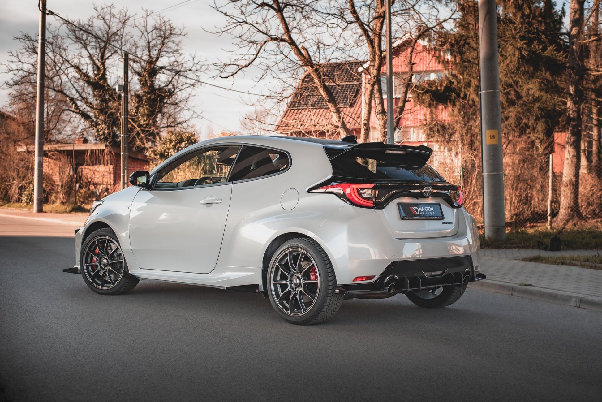 Maxton Robuste Racing Seitenschweller Ansatz für für + Flaps Toyota GR Yaris Mk4  schwarz Hochglanz