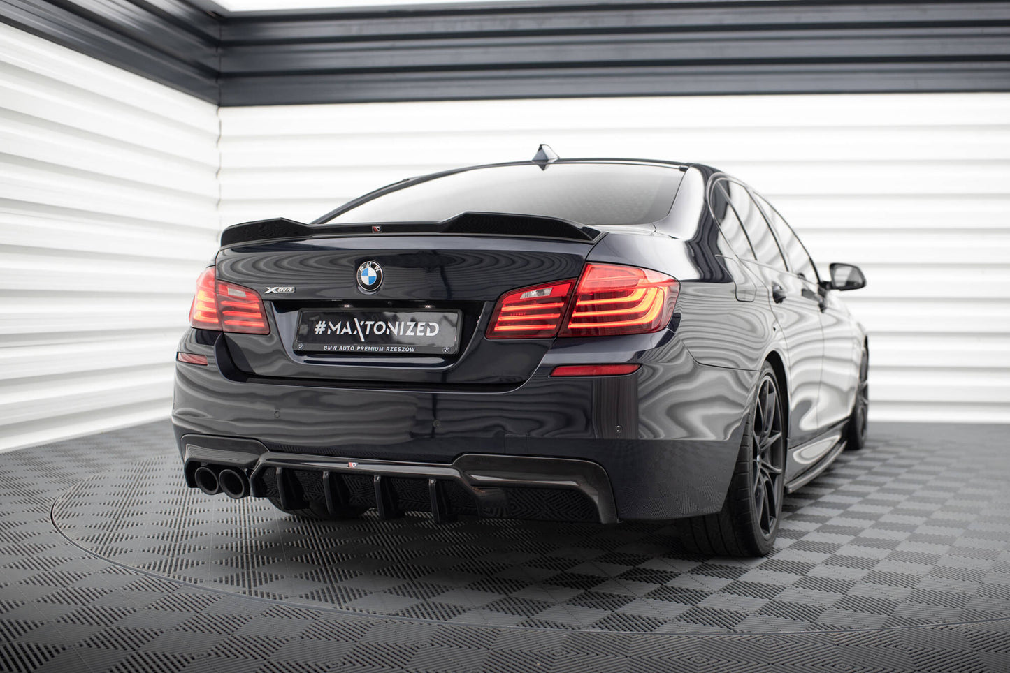 Maxton Diffusor Heck Ansatz V.2 für BMW 5er M-Paket F10 (Version mit einseitigem Doppelauspuff)
