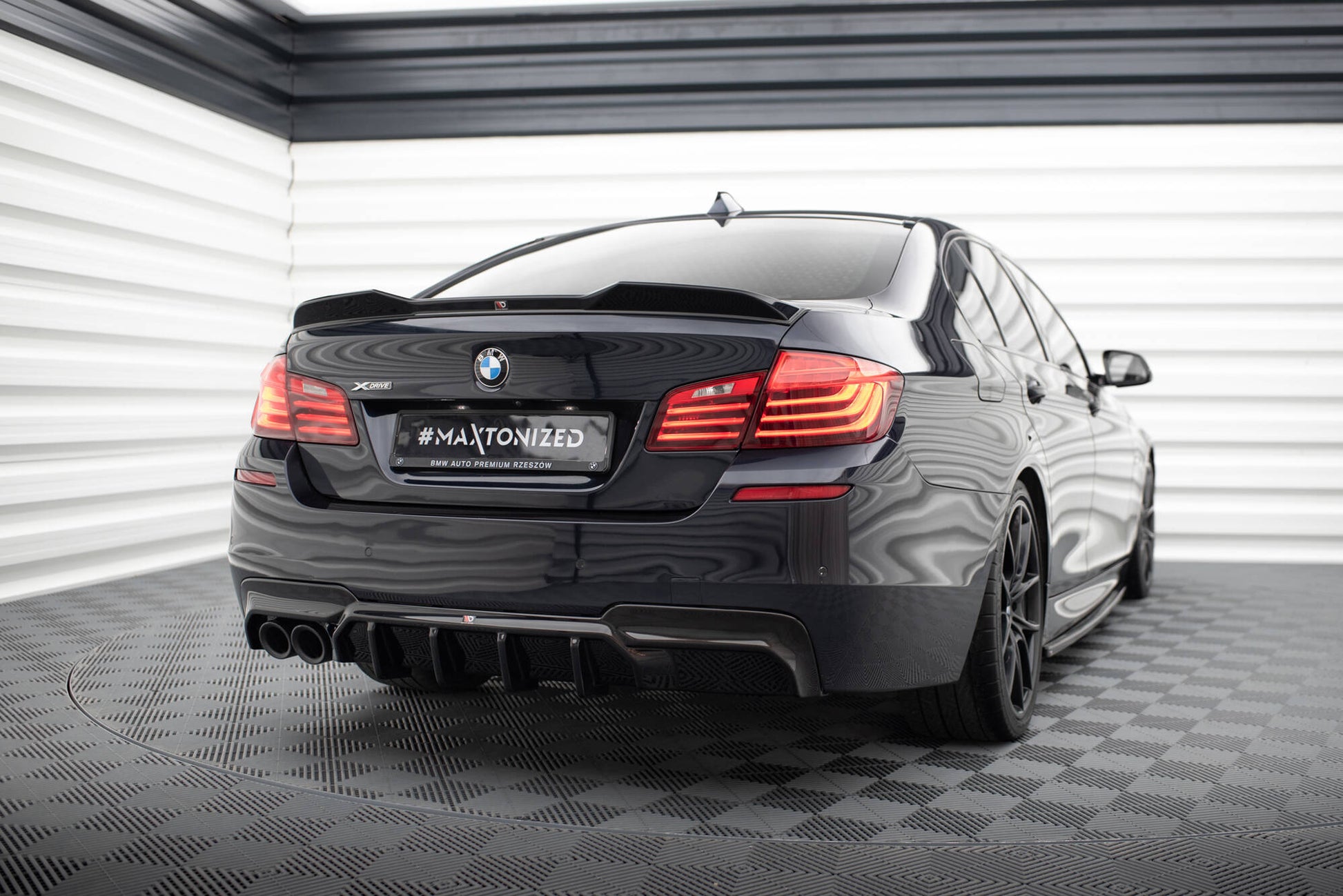 Maxton Diffusor Heck Ansatz V.2 für BMW 5er M-Paket F10 (Version mit einseitigem Doppelauspuff)