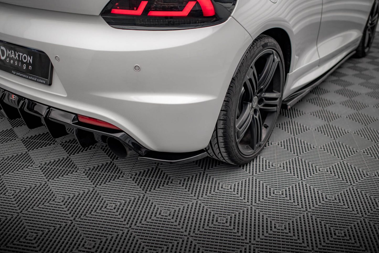 Maxton Heck Ansatz Flaps Diffusor V.3 für Volkswagen Scirocco R Mk3 schwarz Hochglanz