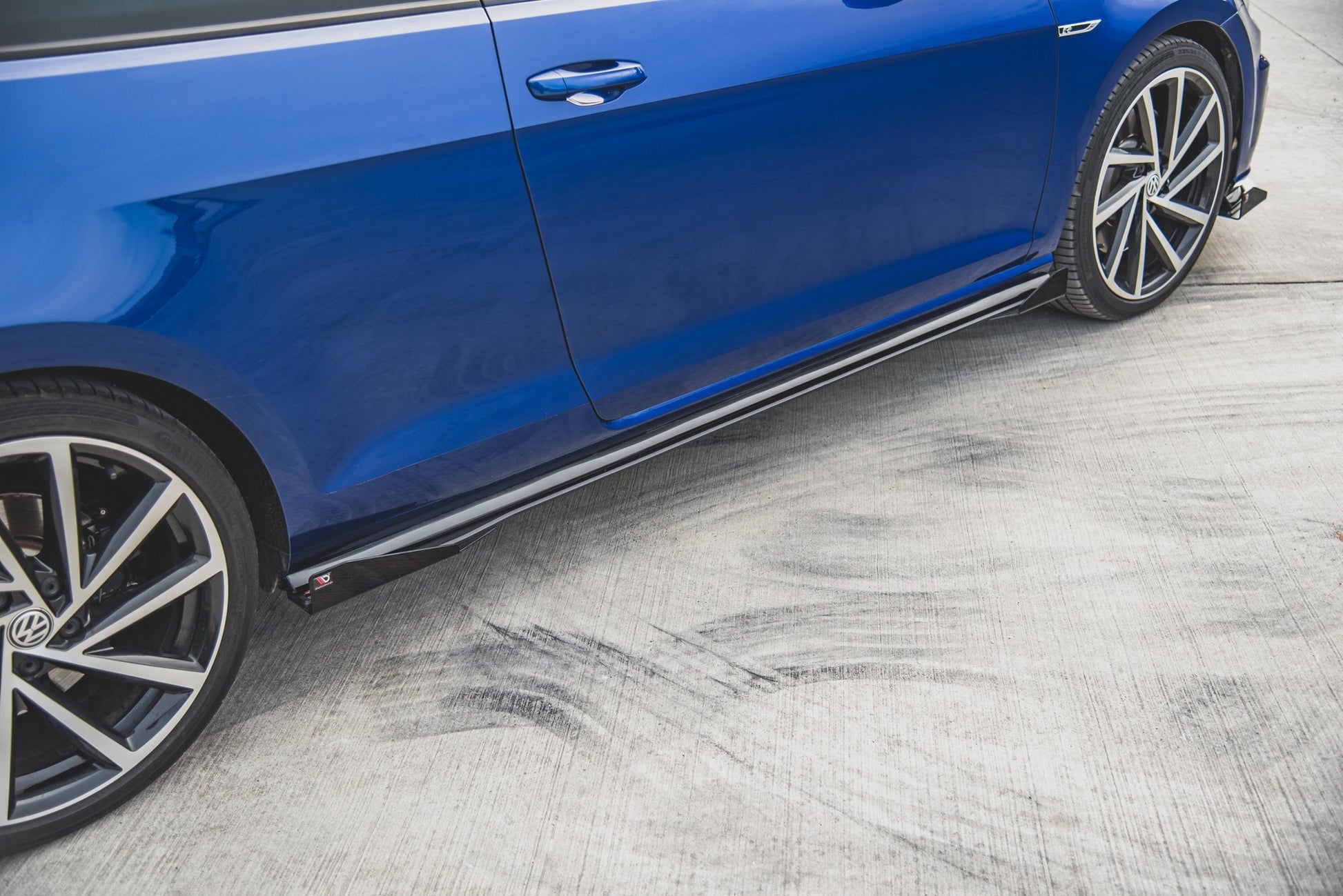 Maxton Robuste Racing Seitenschweller Ansatz für für + Flaps VW Golf 7 R / R-Line Facelift schwarz Hochglanz