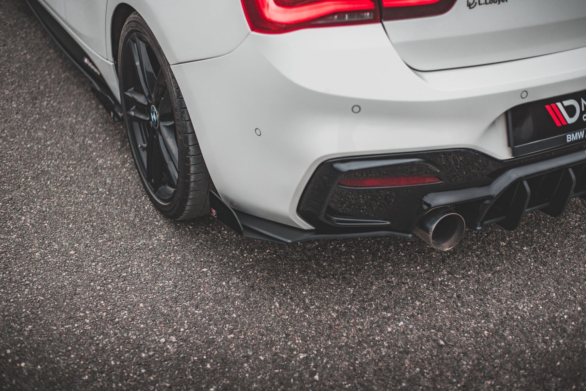 Maxton Robuste Racing Heck Ansatz Flaps Diffusor V.3 +Flaps für BMW 1er M140i  schwarz Hochglanz