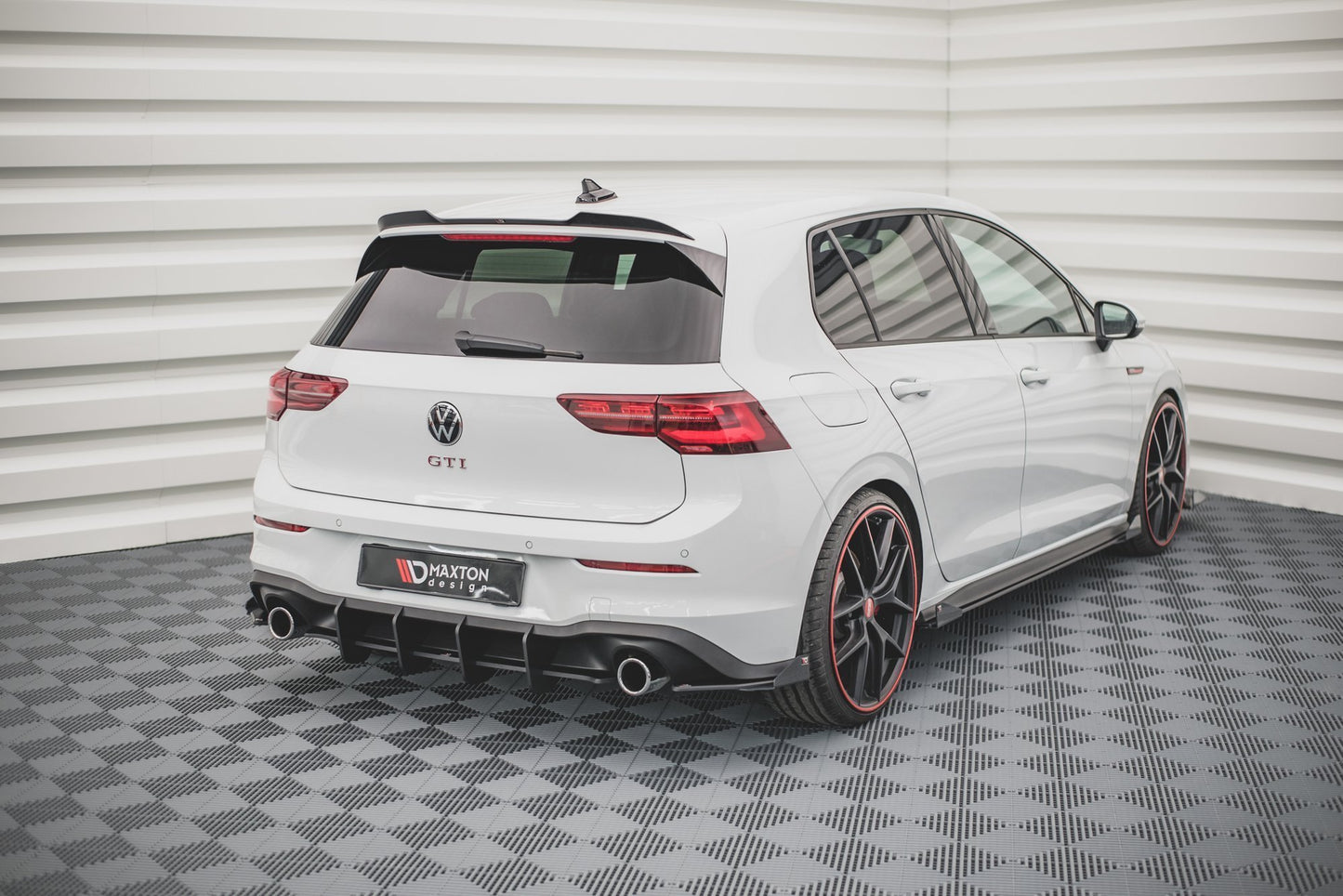 Maxton Robuste Racing Heck Ansatz Flaps Diffusor +Flaps für Volkswagen Golf GTI / GTE Mk8 schwarz Hochglanz