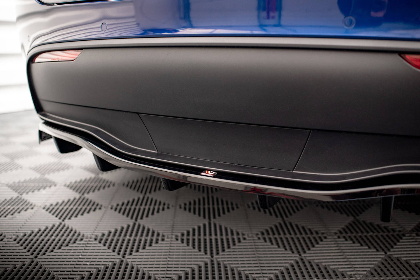Maxton Mittlerer Diffusor Heck Ansatz DTM Look für Tesla Model Y schwarz Hochglanz