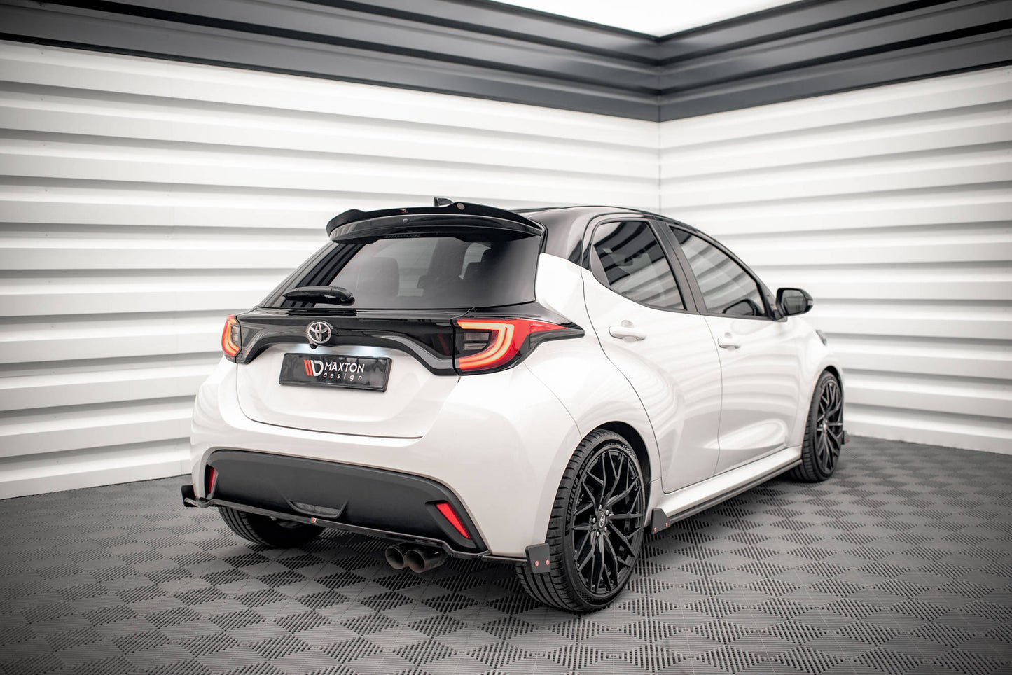 Maxton Mittlerer Diffusor Heck Ansatz V.1 +Flaps für  Toyota Yaris Mk4
