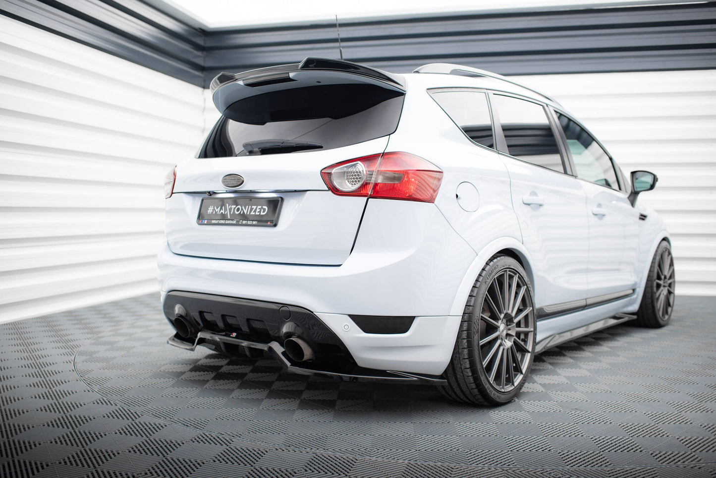 Maxton Mittlerer Diffusor Heck Ansatz DTM Look für Ford Kuga ST Mk1 schwarz Hochglanz