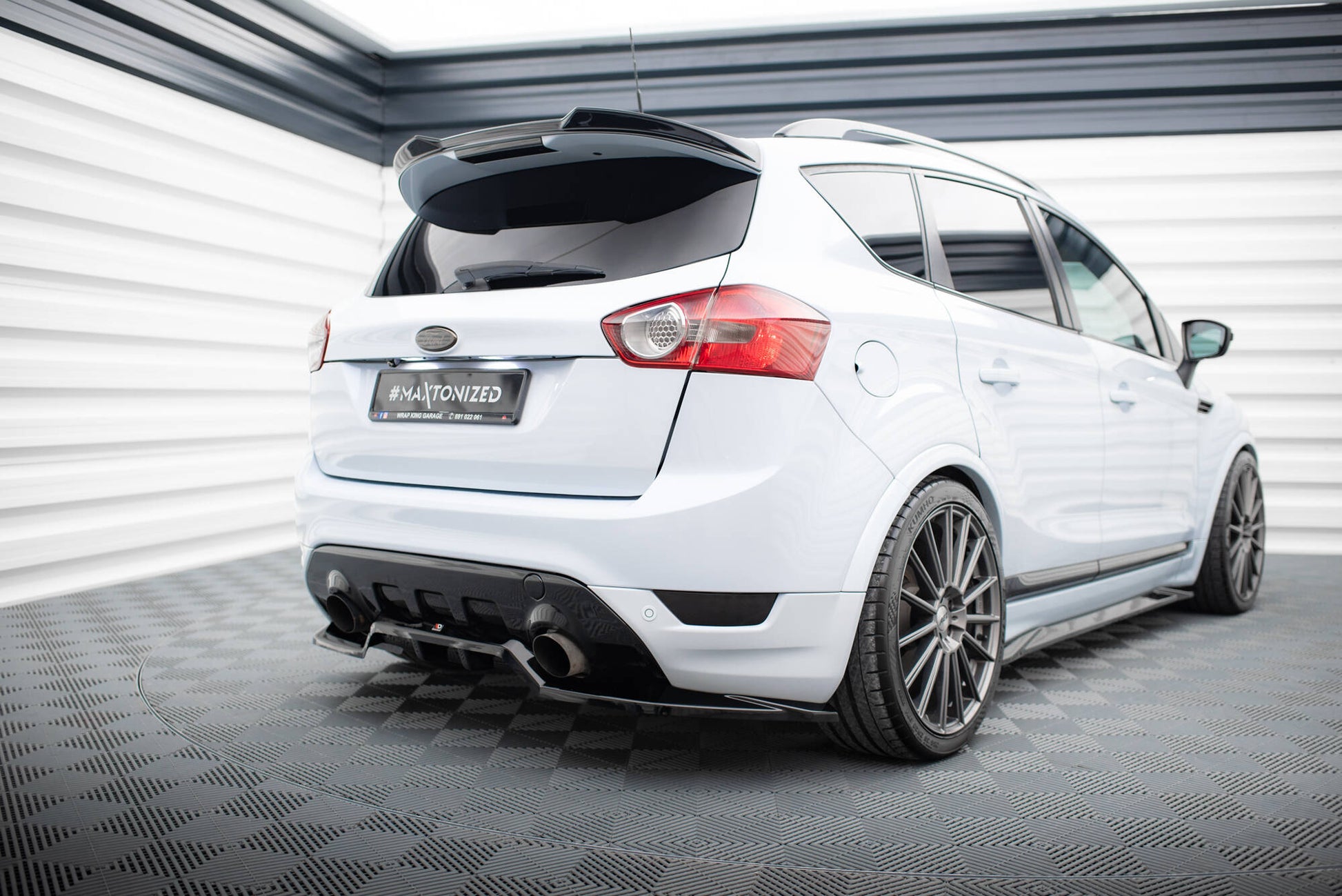 Maxton Mittlerer Diffusor Heck Ansatz DTM Look für Ford Kuga ST Mk1 schwarz Hochglanz