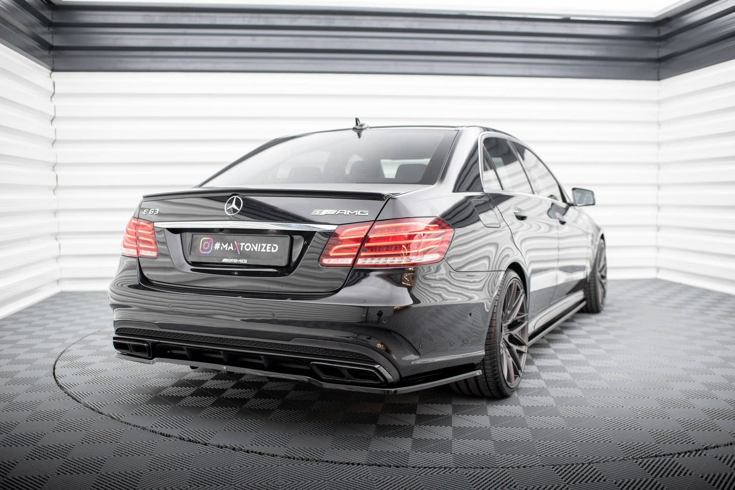 Maxton Mittlerer Diffusor Heck Ansatz DTM Look für Mercedes-Benz E63 AMG Limousine W212 Facelift schwarz Hochglanz