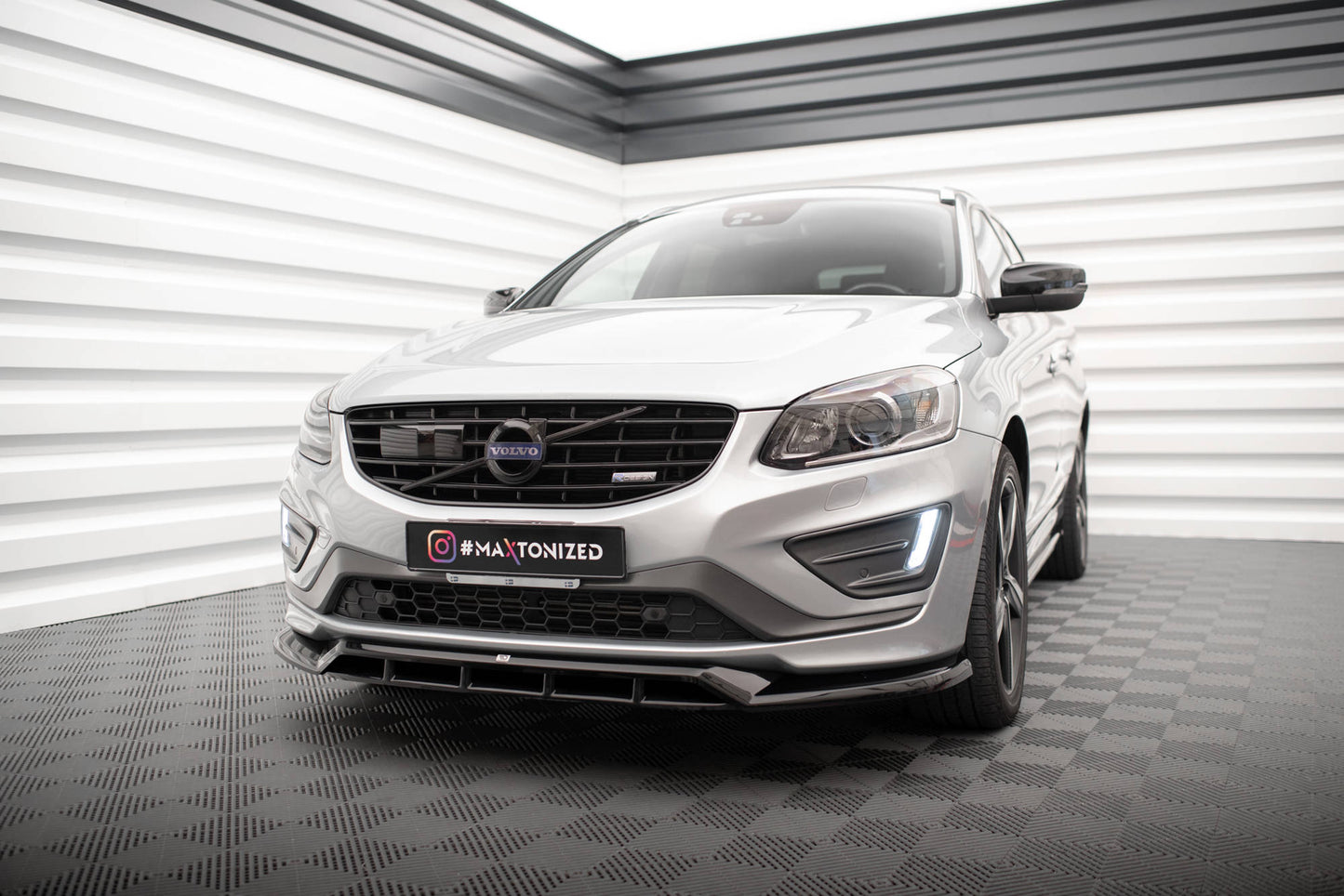 Maxton Front Ansatz für Volvo XC60 R-Design Mk1 Facelift schwarz Hochglanz