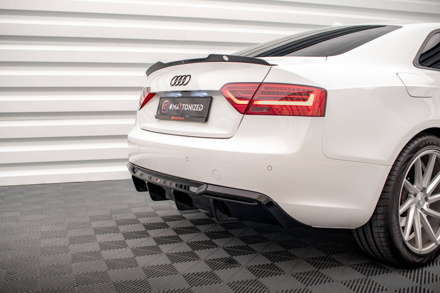 Maxton Diffusor Heck Ansatz für Audi A5 Coupe 8T Facelift (Version mit Doppelauspuff auf einer Seite) schwarz Hochglanz