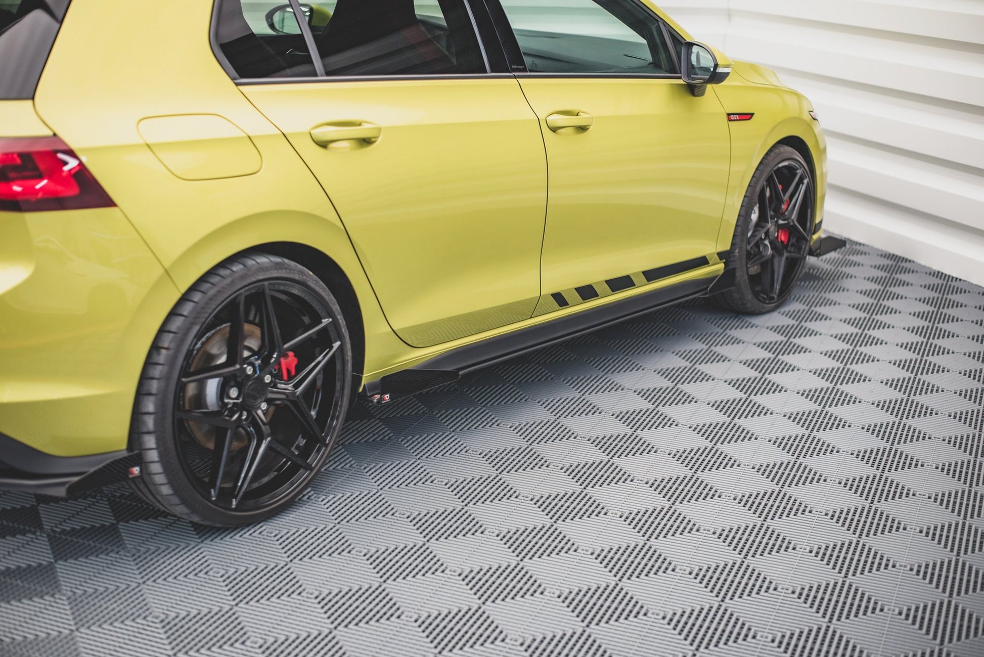 Maxton Robuste Racing Seitenschweller Ansatz für für + Flaps Volkswagen Golf GTI / GTE / GTI Clubsport / R-Line Mk8 schwar...