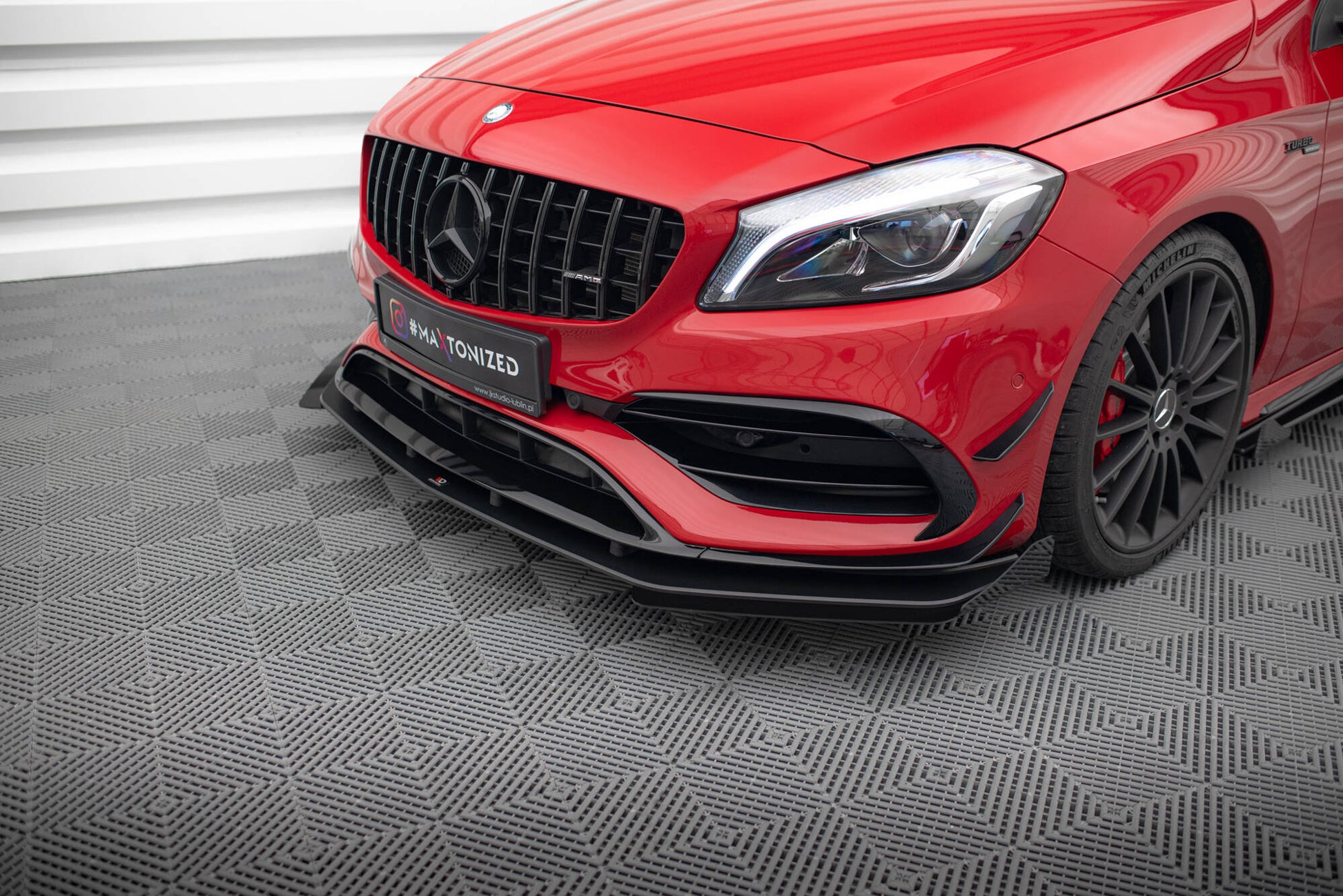 Maxton Street Pro Front Ansatz für +Flaps für + Flaps Mercedes-Benz A 45 AMG Aero W176 Facelift schwarz Hochglanz