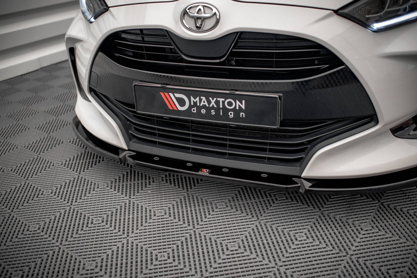 Maxton Front Ansatz V.2 für Toyota Yaris Mk4 schwarz Hochglanz