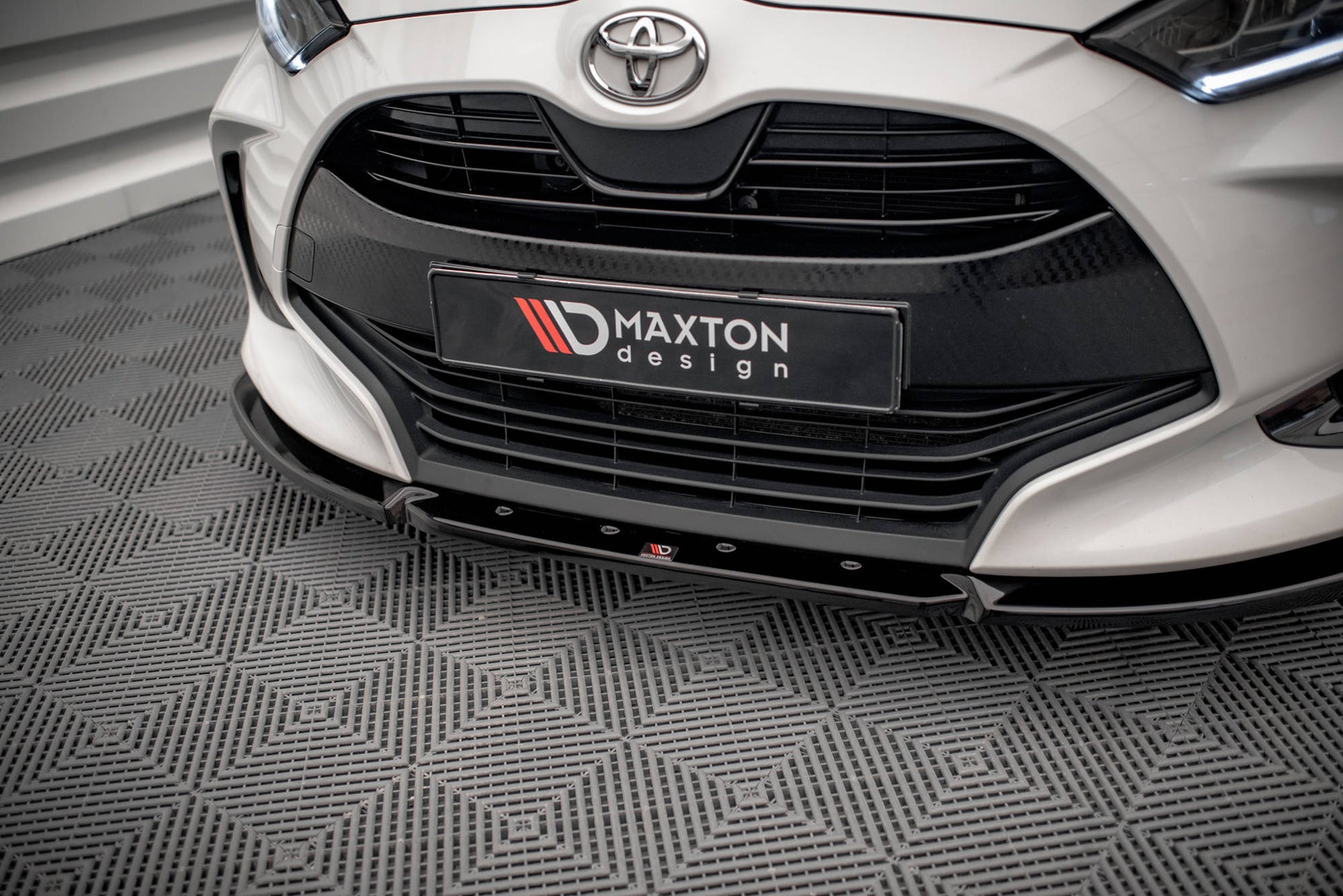 Maxton Front Ansatz V.2 für Toyota Yaris Mk4 schwarz Hochglanz