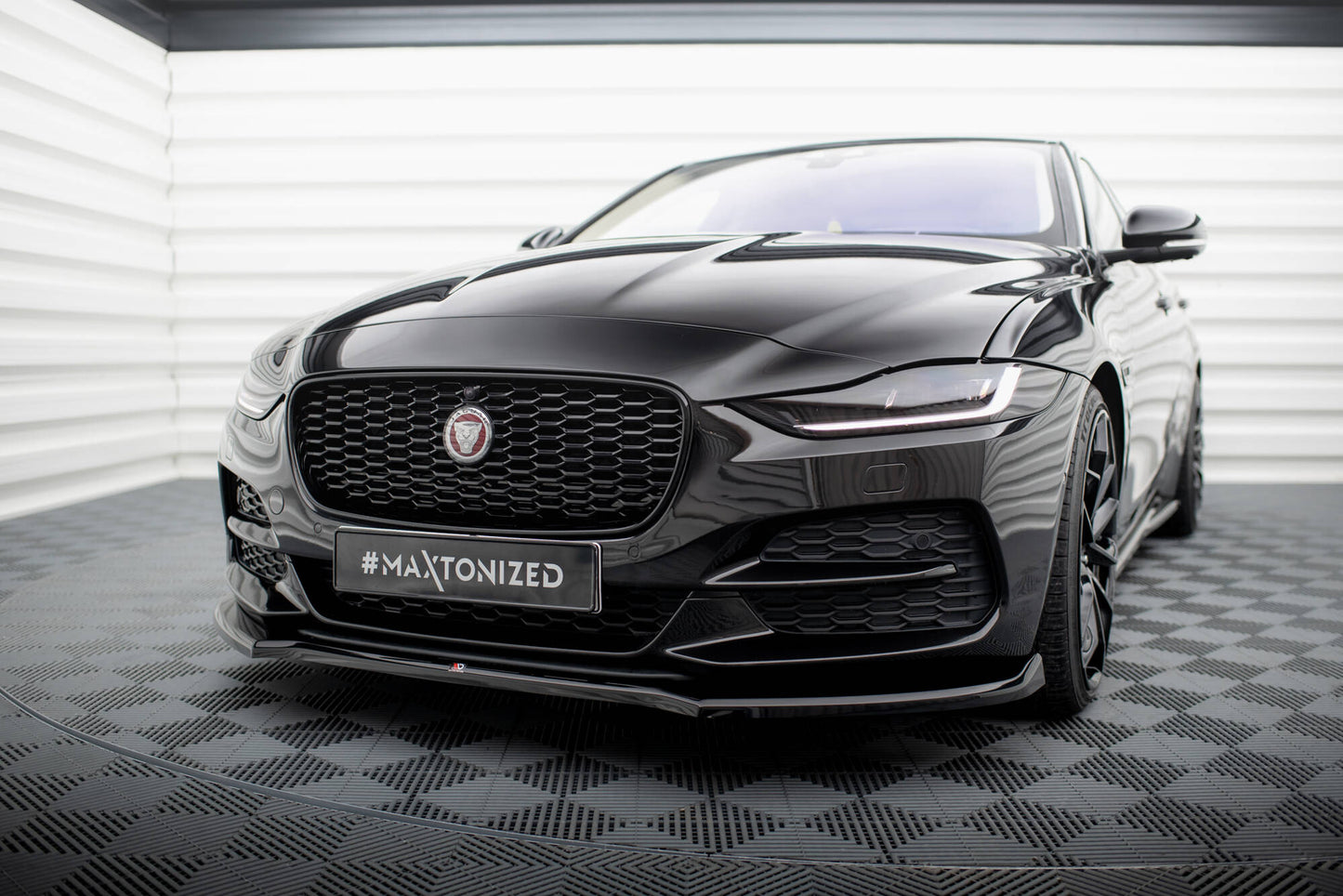 Maxton Front Ansatz V.1 für Jaguar XE X760 Facelift schwarz Hochglanz