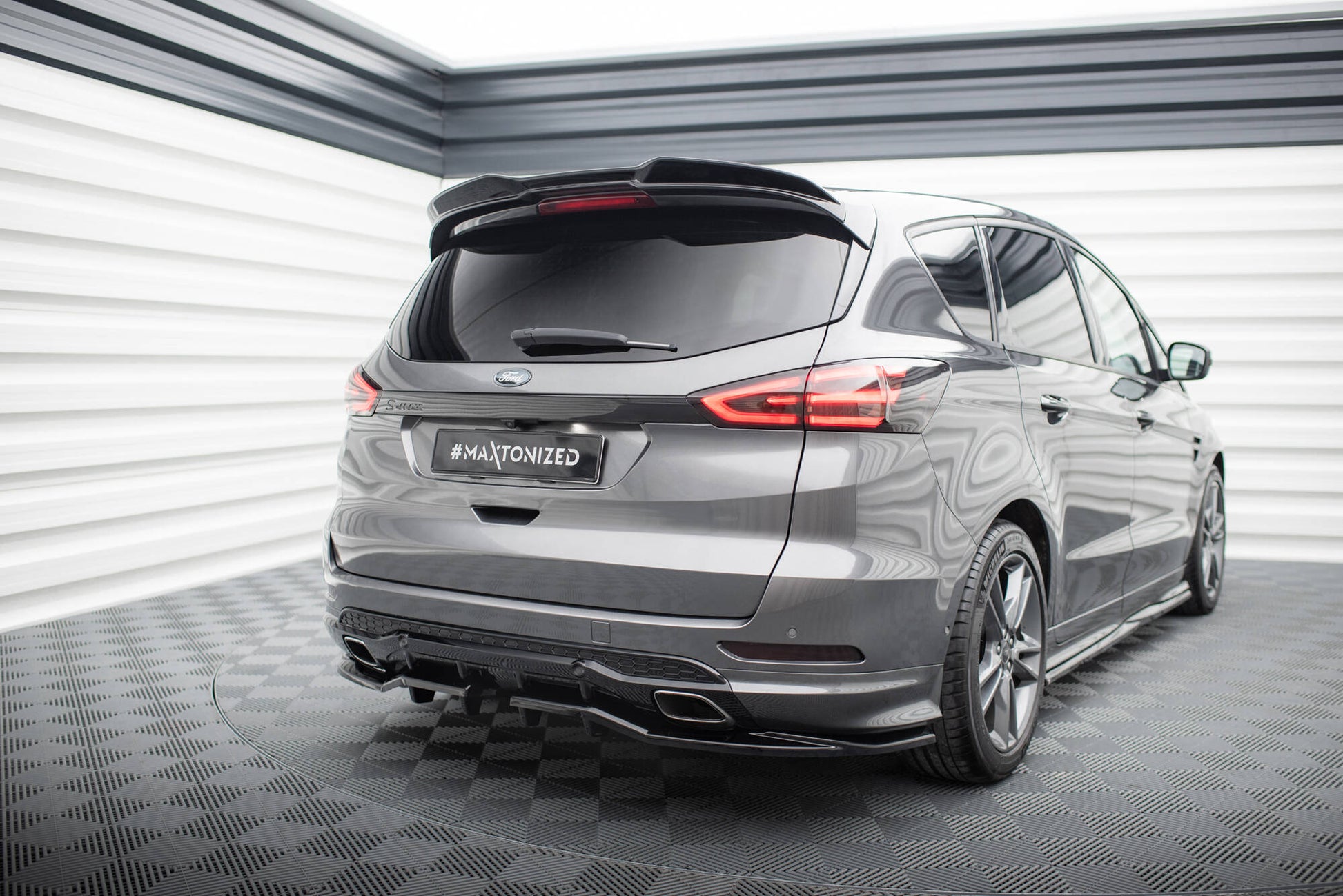 Maxton Mittlerer Diffusor Heck Ansatz DTM Look für Ford S-Max ST-Line Mk2 schwarz Hochglanz