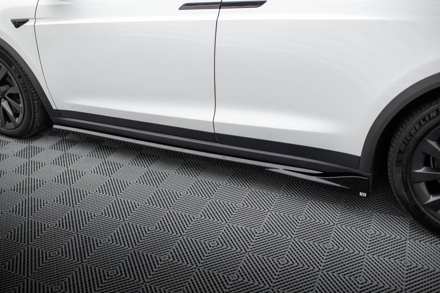 Maxton Seitenschweller Ansatz für Tesla Model X Mk1 Facelift schwarz Hochglanz