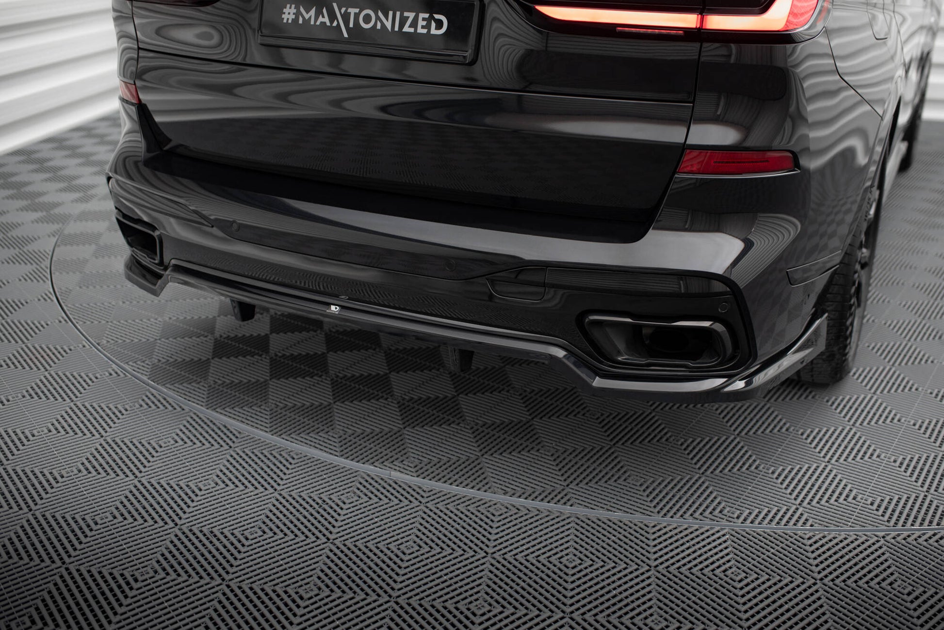 Maxton Mittlerer Diffusor Heck Ansatz DTM Look für BMW X7 M-Paket G07 Facelift schwarz Hochglanz