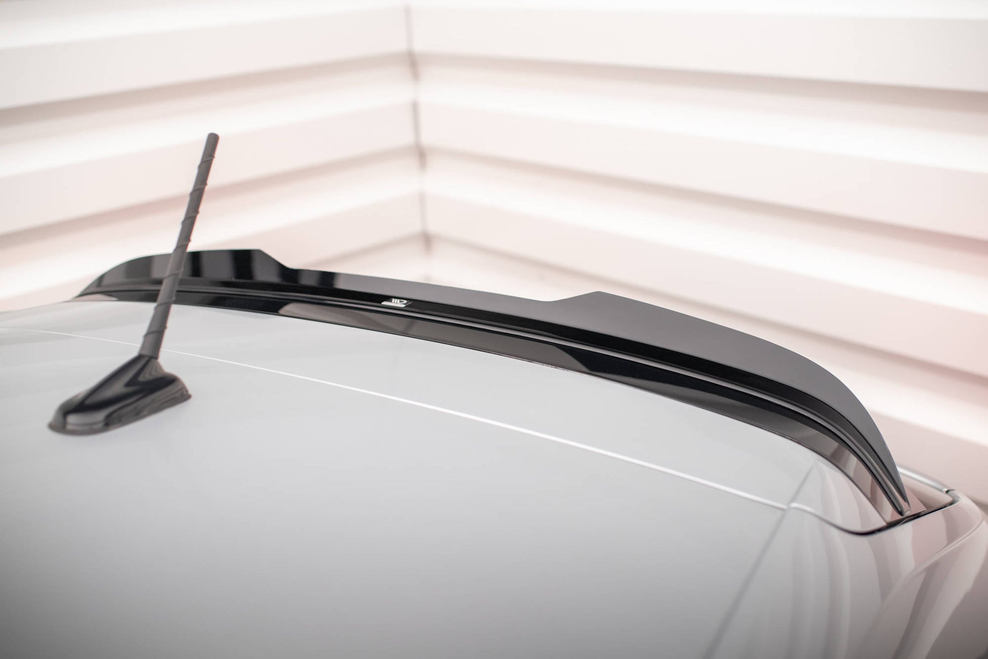 Maxton Spoiler CAP für Volkswagen Taigo R-Line Mk1 schwarz Hochglanz