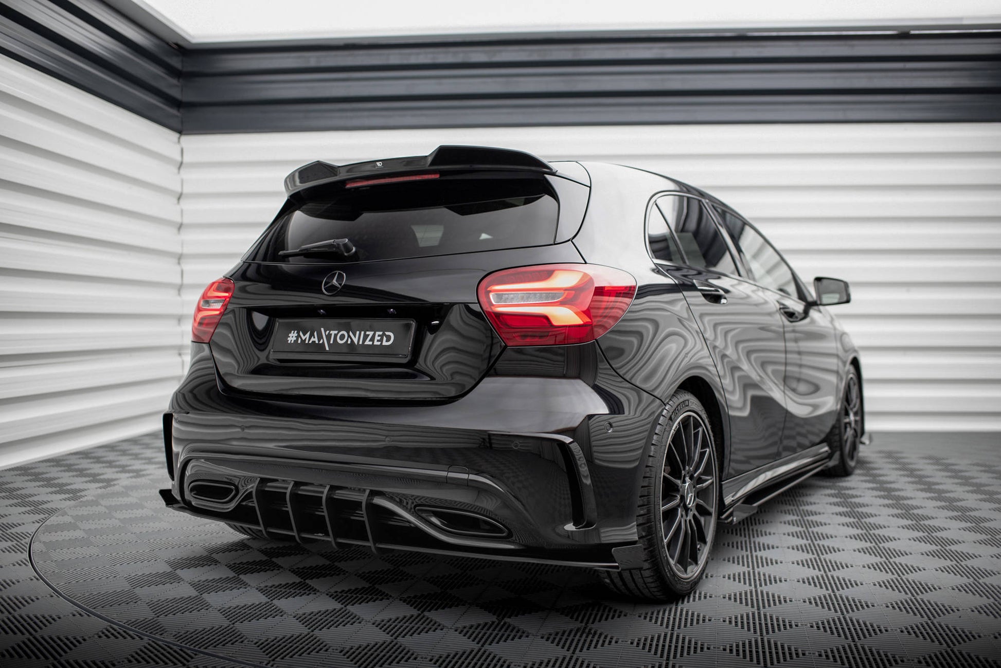 Maxton Street Pro Heck Ansatz Flaps Diffusor +Flaps für Mercedes-Benz A AMG-Line W176 Facelift schwarz Hochglanz