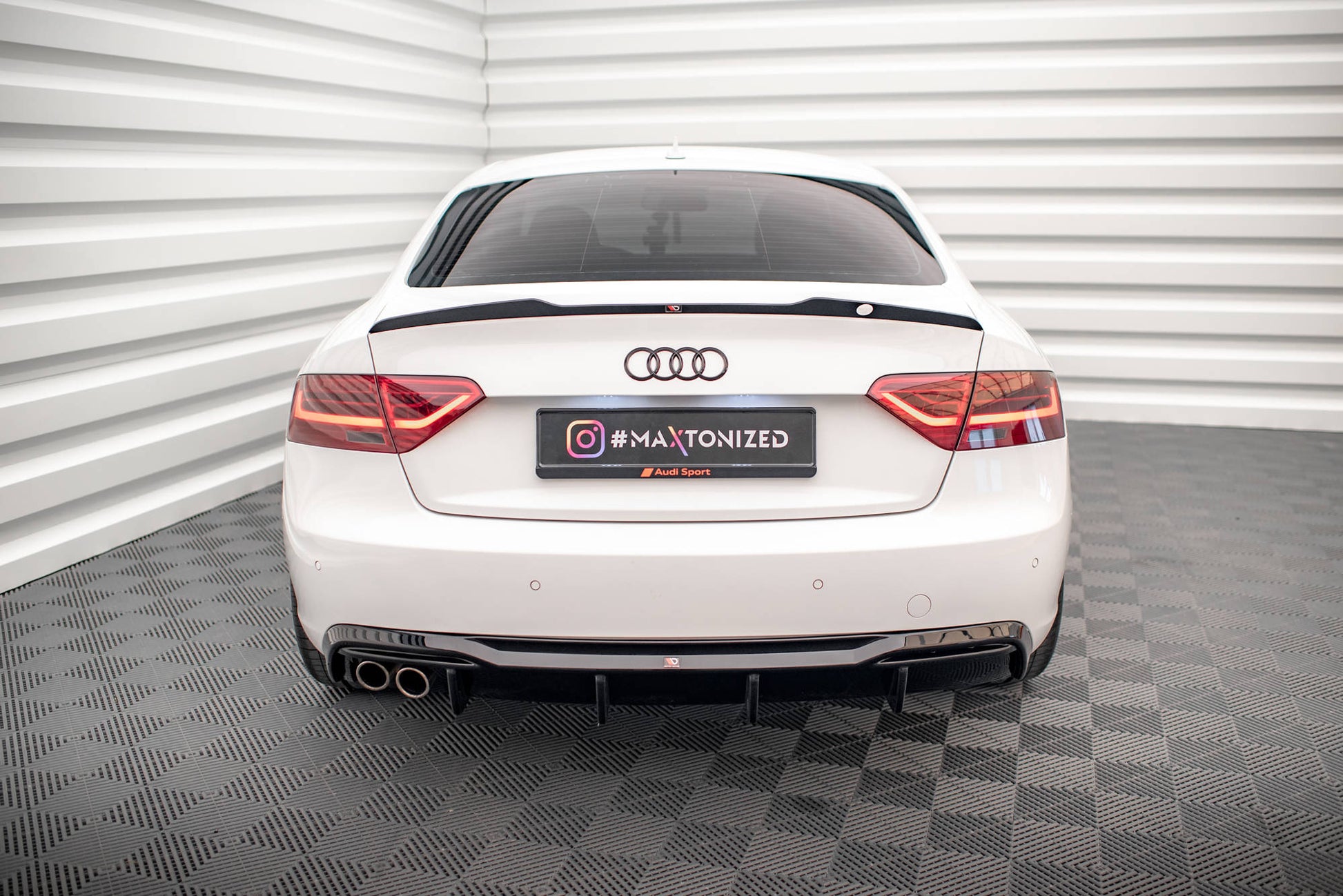 Maxton Diffusor Heck Ansatz für Audi A5 Coupe 8T Facelift (Version mit Doppelauspuff auf einer Seite) schwarz Hochglanz