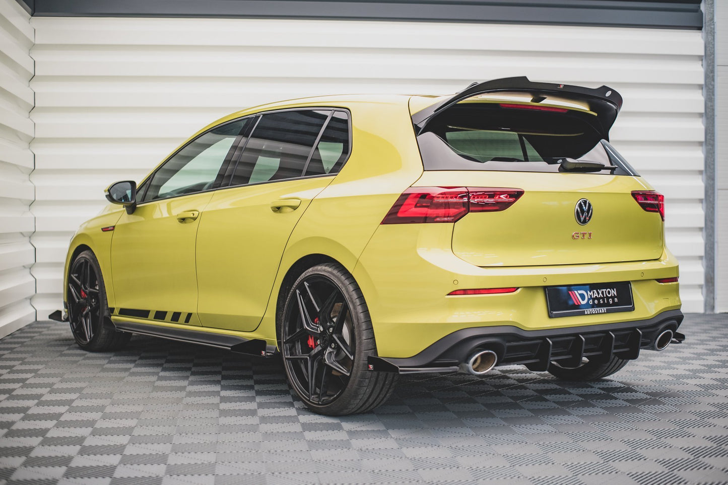 Maxton Robuste Racing Heck Ansatz Flaps Diffusor +Flaps für Volkswagen Golf 8 GTI Clubsport schwarz Hochglanz