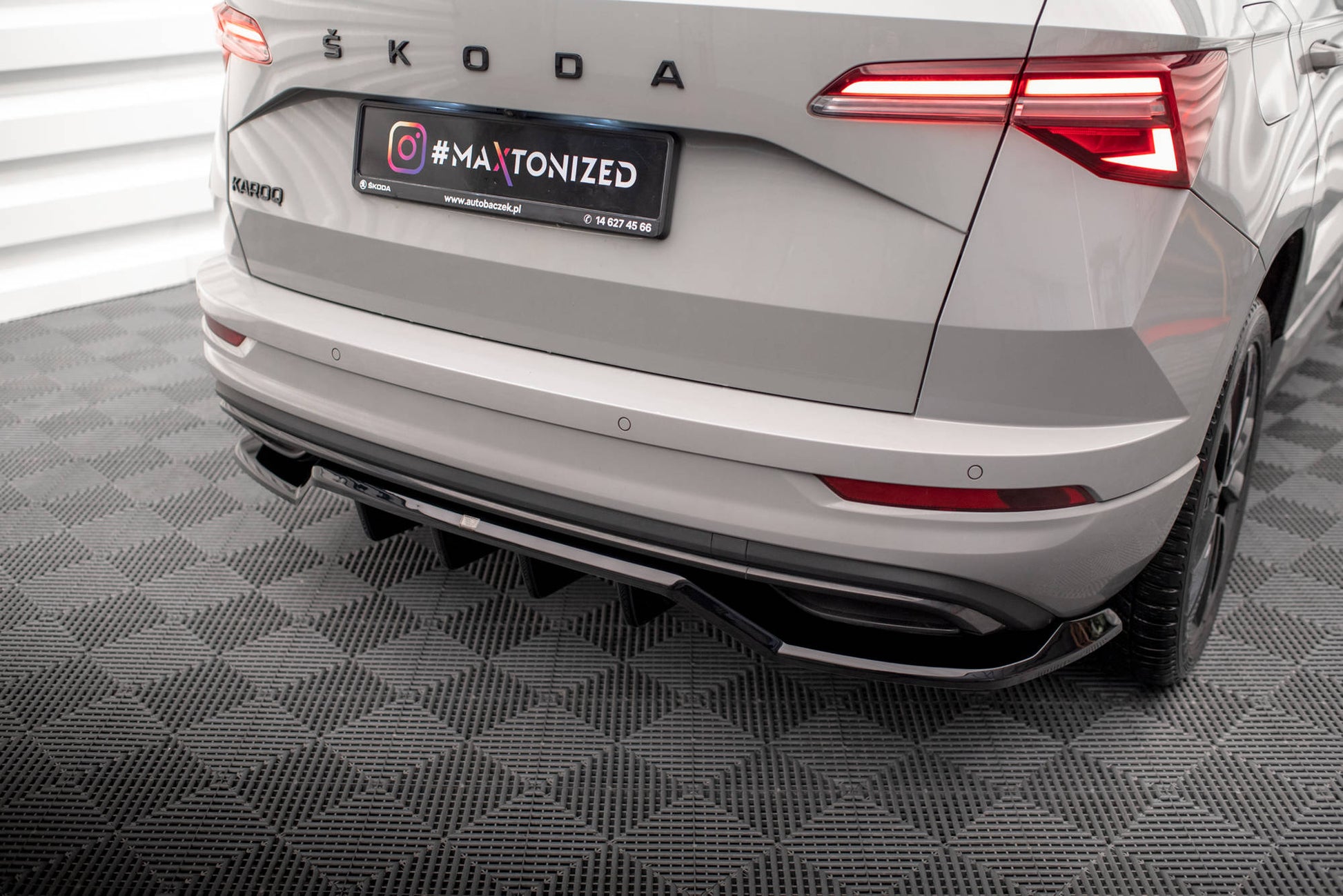 Maxton Mittlerer Diffusor Heck Ansatz DTM Look für Skoda Karoq Sportline Mk1 Facelift schwarz Hochglanz