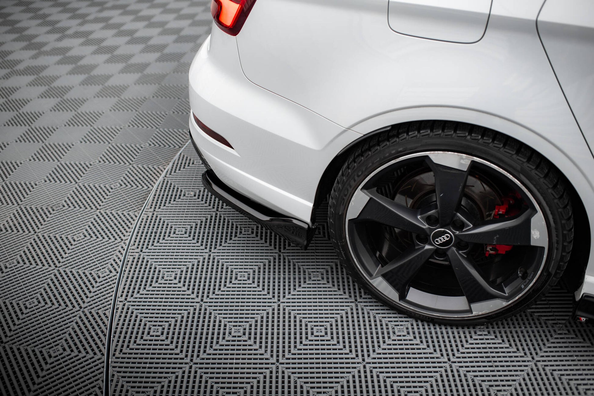 Maxton Heck Ansatz Flaps Diffusor V.3 für Audi RS3 Limousine 8V Facelift schwarz Hochglanz