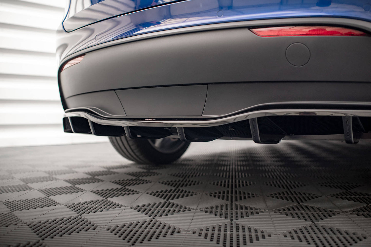 Maxton Mittlerer Diffusor Heck Ansatz DTM Look für Tesla Model Y schwarz Hochglanz