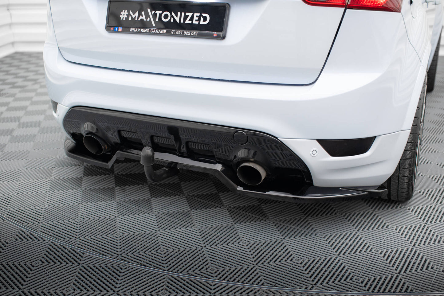 Maxton Mittlerer Diffusor Heck Ansatz DTM Look für Ford Kuga ST Mk1 schwarz Hochglanz