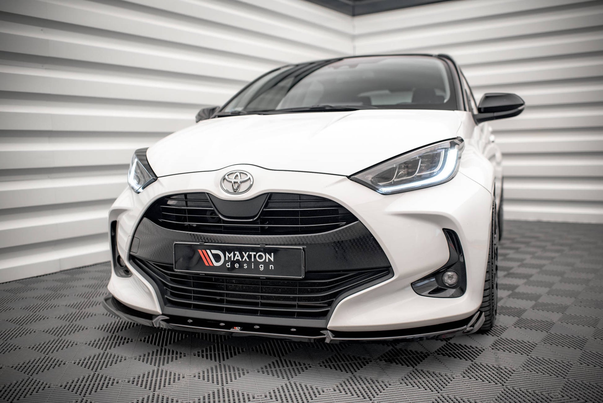 Maxton Front Ansatz V.2 für Toyota Yaris Mk4 schwarz Hochglanz