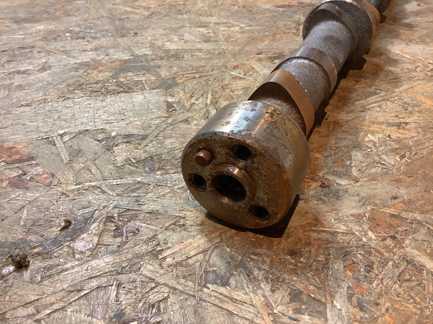 Omega A, Senator B 2,4 L Nockenwelle ohne Oelnut Original GM NEU