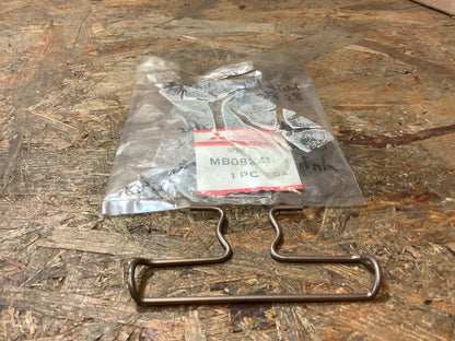 Mitsubishi L300; L032P, Bj.86-94 Feder, vorderer Bremsbelag, Anti-Quietsch Original Mitsubishi NEU